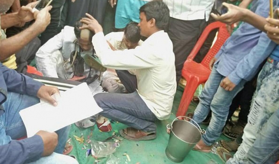 贪心新郎索要昂贵嫁妆 被村民套上破鞋游街