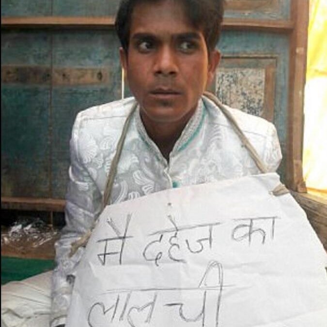 贪心新郎索要昂贵嫁妆 被村民套上破鞋游街