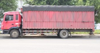 货车途中车厢突然破裂，货物秒变废品，司机很是无奈