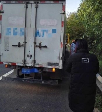 高速抛锚的厢式货车里有 7 名演员，这不是拍戏，是真的