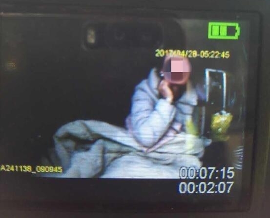 高速抛锚的厢式货车里有 7 名演员，这不是拍戏，是真的