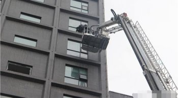 大酒店突发火灾 升起登高车救出2名被困人员