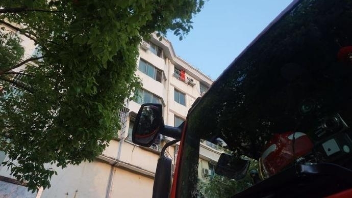 长兴一女子弃娃欲跳楼 被消防解救