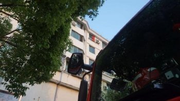 长兴一女子弃娃欲跳楼 被消防解救