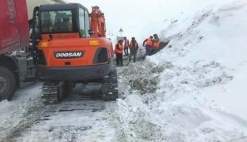 雪漫下山路积雪超一米 近200名游客被困折多山