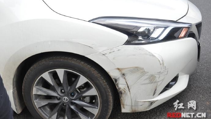 刮擦后两司机车道上争论 交警及时制止二次事故发生