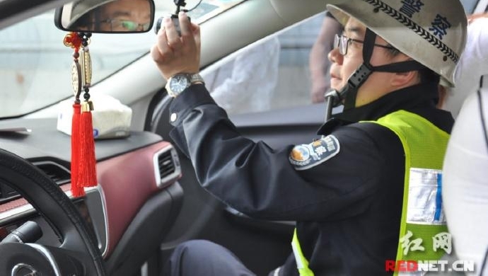 刮擦后两司机车道上争论 交警及时制止二次事故发生