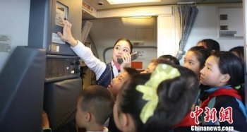 南航新疆举办公众开放日活动 民众探寻飞机秘密