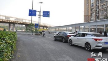 刮擦后两司机车道上争论 交警及时制止二次事故发生