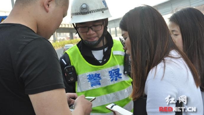 刮擦后两司机车道上争论 交警及时制止二次事故发生