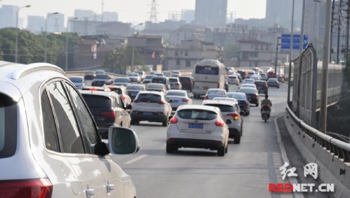 刮擦后两司机车道上争论 交警及时制止二次事故发生