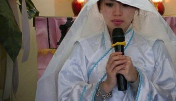 实拍：月入过万“哭丧女”的真实生活