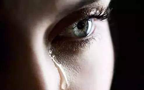 IT男因躺着玩手机致盲 医生说是患上了“暴盲症”