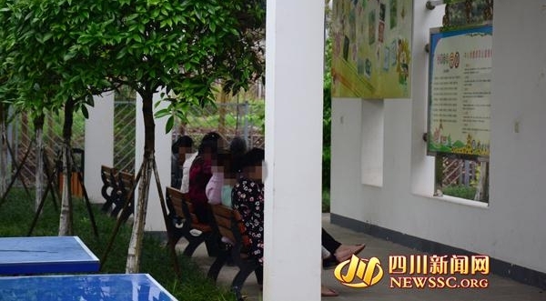 德阳40多名家长特教学校当陪读 只愿让孩子如正常人