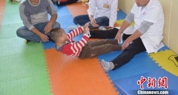 河北威县一父亲独自照料脑瘫儿五年 演绎父爱如山