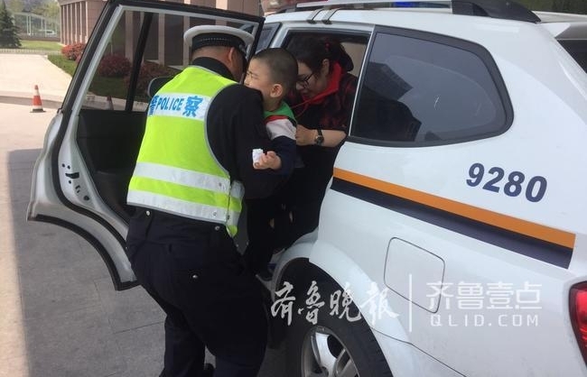 三岁娃被绞面机绞断手指 高速交警警车开道火速送医