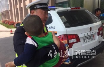 三岁娃被绞面机绞断手指 高速交警警车开道火速送医