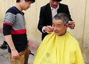 义务“理发师”为工友义务理发千余次