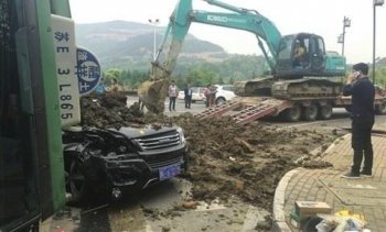 渣土车侧翻压住轿车 90后小伙徒手扒土五六分钟