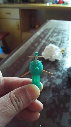 妹妹出生后 6岁哥哥一而再往玩偶上扎牙签