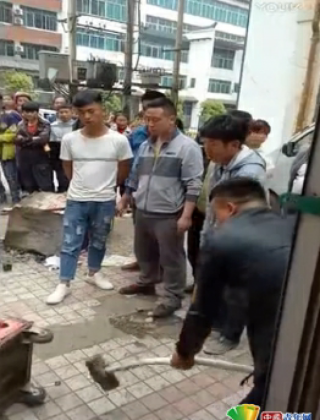 云南镇雄城管便装抡锤砸毁摊位 3名协管被辞退