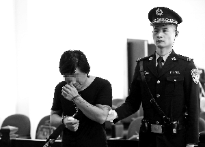 男子为还数十万赌债 教唆16岁女儿绑架朋友