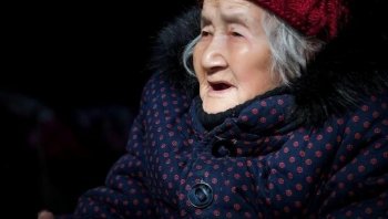 百岁老人独自生活，白发苍苍但容颜未老面若桃花