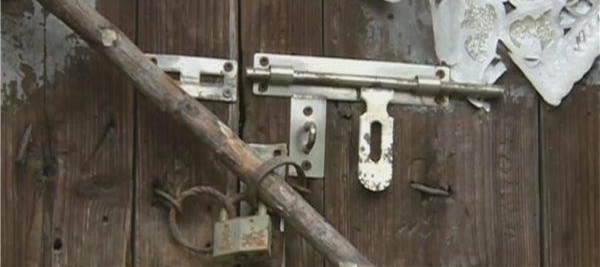 网络主播为博眼球 荒野探灵夜闯民房直播“捉鬼”被拘