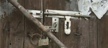 网络主播为博眼球 荒野探灵夜闯民房直播“捉鬼”被拘