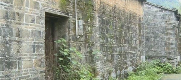 网络主播为博眼球 荒野探灵夜闯民房直播“捉鬼”被拘