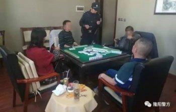 保山民警在一小房间里带走4人 还有名披肩发女子