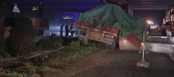 大货车失控撞上隔离护栏 两名男子不幸身亡