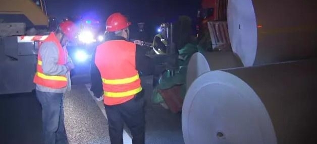 大货车失控撞上隔离护栏 两名男子不幸身亡