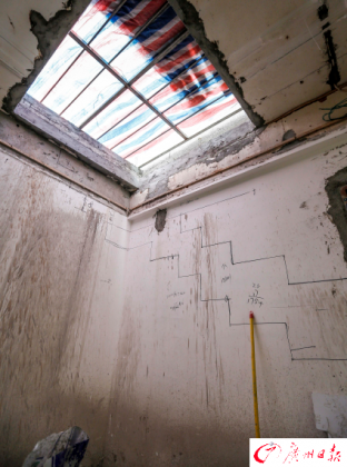顶楼搞改建凿洞通天台 墙壁还有黑色画线惹得楼下街坊忧心安全