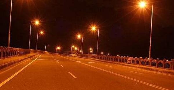 夜行车为省拖车费高速路上倒开 司机被扣12分