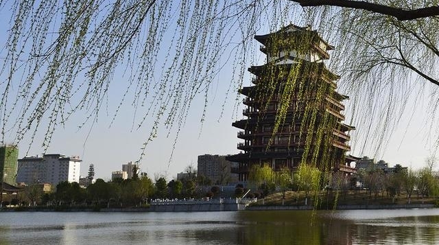 湖北某县级市费尽心思争高铁，结果却把高铁站建在了别市家门口