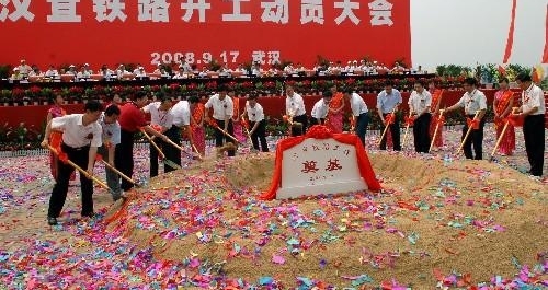 湖北某县级市费尽心思争高铁，结果却把高铁站建在了别市家门口