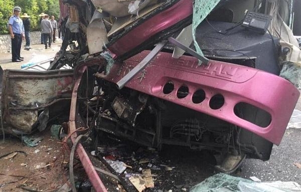 广西南友高速一大客车追尾 已致2死17伤