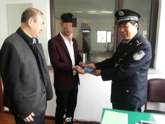 男子车站捡苹果手机 退票换发型却不知手机有定位