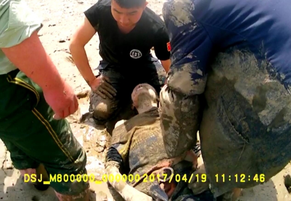 救援现场：老人滩涂遇险 民警背出泥潭