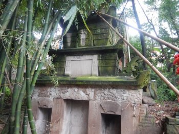 不孝子孙！重庆男子2000元雇帮手盗挖自家祖坟