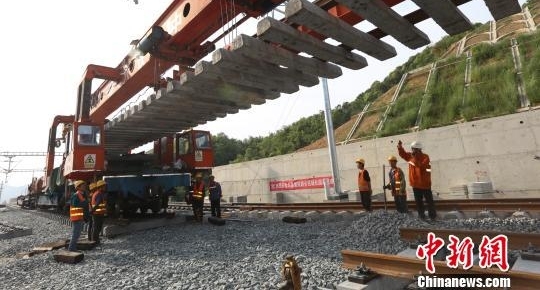 九景衢铁路正线完成铺轨贯通 距通车运营又近一步