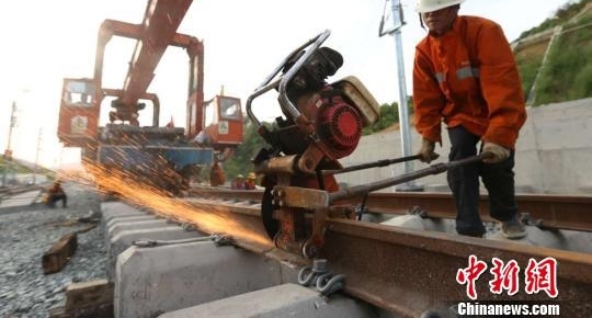 九景衢铁路正线完成铺轨贯通 距通车运营又近一步