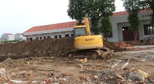 男子翻修房子在后院挖到一罐子，里面装满“铁疙瘩”