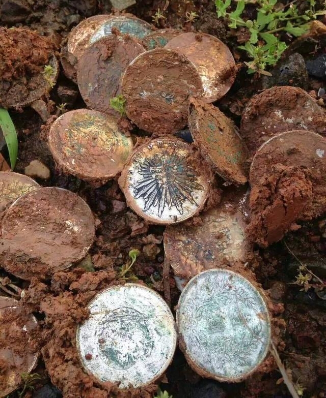 男子翻修房子在后院挖到一罐子，里面装满“铁疙瘩”