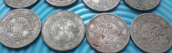 男子翻修房子在后院挖到一罐子，里面装满“铁疙瘩”