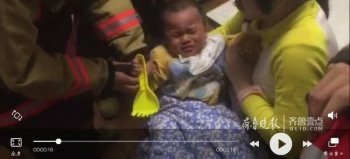 有孔的玩具少给孩子玩!济南1岁娃手指卡进玩具铲把手