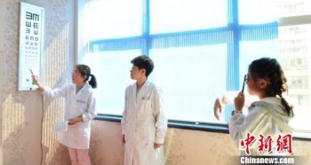 兰州孩童扮医生“趣味”学习护眼之道