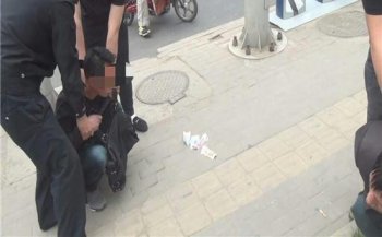 辅警遇扒窃 暗语报警巧抓扒手