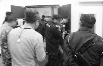 男子偷完手机撒腿就跑 被众人围追堵截后抓住